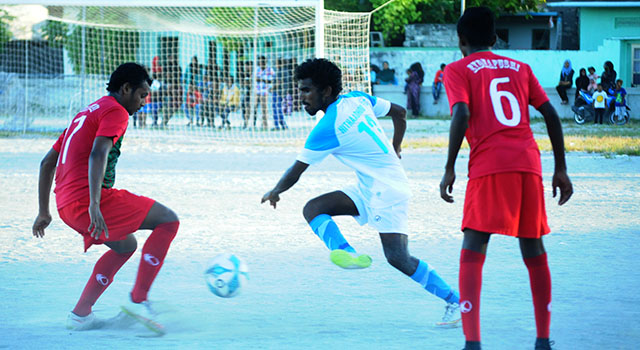 އޭދަފުށީ ޓީމުން އެދެނީ ސަޕޯޓަރުން ދުވާފަރަށް ނުދިއުމަށް