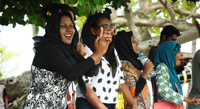 ފުޅަދޫ ޓީމުގެ ސަޕޯތަރުން. އީޓީ ފޮޓޯ / ރާއިފް ޔޫސުފް