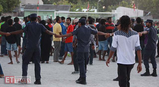 މެޗަށްފަހު ހިނގި ހަމަނުޖެހުން ފުލުހުން ކޮންޓްރޯލް ކުރަނީ