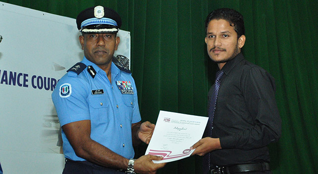 އައުޓްބޯޑް އިންޖީނު މަރާމާތުކުރަން ދަސްކޮށްދޭ ކޯހުން އެއްވަނަ ހޯދަ އަހަމދު ޝަރީފަށް ހަނދާނީލިޔުން ދެނީ