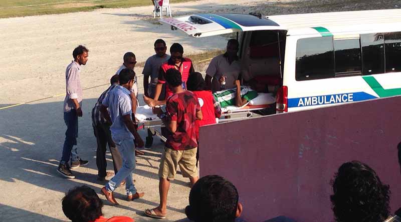 އަރީފުގެ ފަޔަށް ލިޔބުނު އަނިޔާއާ ގުޅިގެން އިތުރުފަރުވާ ދިނުމަށް ހޮސްޕިޓަލަށް ގެންދިއުމަށް އެމްބިއުލެންސަށް އަރުވަނީ-- އީޓީ ފޮޓޯ / ރާއިފް
