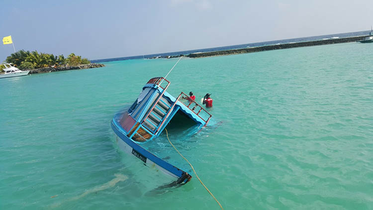 ފަރަށް އަރައި އަޑިއަށްދިޔަ ކަމަދޫ ފެރީ ފަޅުތެރެއަށް ވައްދާފައި--ނ ފޮޓޯ - ކަމަދޫ ކައުންސިލް