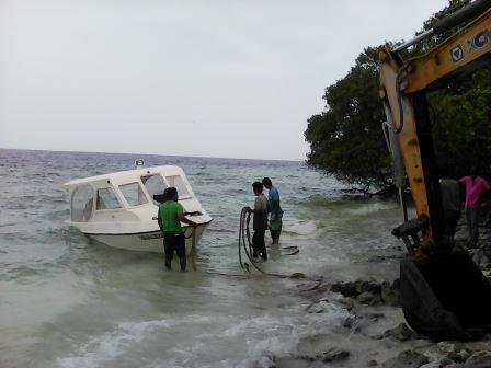 ބަލިމީހެއް ގޮވައިގެން އޭދަފުއްޓަށް ދަތުރު ކުރި ލޯންޗެއް އަޑިއަށް ހިނގައްޖެ