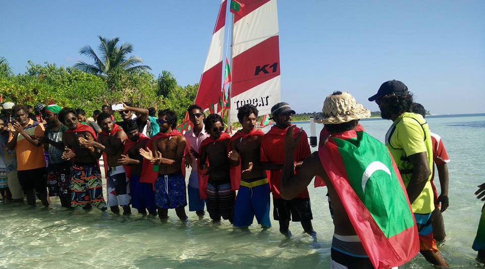 ގައްބެ ގޮއިދޫއަށް ދިޔުމުން އެ ރަށުން އޭނާއަށް މަރުހަބާ ކިޔަން ގިނަ ބަޔަކު އަތިރިމައްޗަށް އެއްވެފައި-- ފޮޓޯ: އެޓޯލް ސެއިލާ