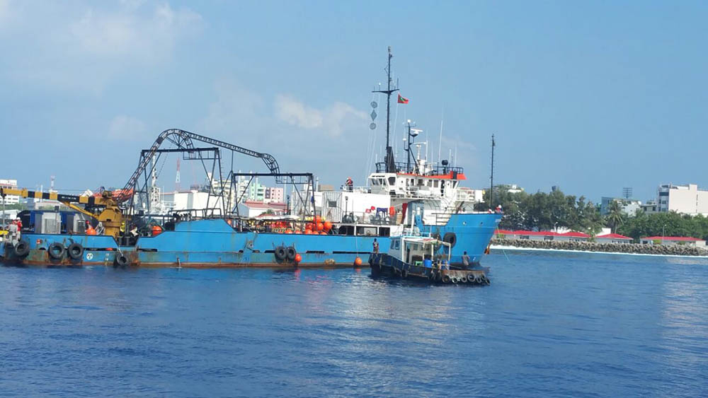 ދިރާގުން ހުޅުމާލެ އިން މާލެއަށް އަޅާފައިވާ ސަބްމެެރިން ކޭބަލްގެ ކޮޅު އުސް ފަސްގަނޑު ސަރަހައްދަށް ބަދަލުކުރުމުގެ މަސައްކަތްކުރަނީ. ފޮޓޯ: ދިރާގު