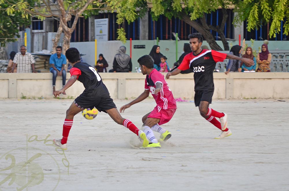 • އިންޓަ ހައުސް ފުޓްބޯޅަ މުބާރާތުގައި ރެޑް ހައުސް އާއި ވައިލެޓް ހައުސް ކުޅެނީ.-- ފޮޓޯ: އަބޫ ޔައުލާ