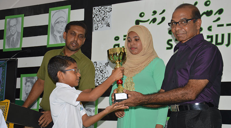 ވާހަކަ ދެއްކުމުގެ މުބާރާތުން ވަނަ ހޯދި ދަރިވަރަކަށް ޓްޮފީ ހަވާލުކޮށްދެނީ-- އީޓީ ފޮޓޯ / ތޯރިގް އަބްދުއްރަހްމާން