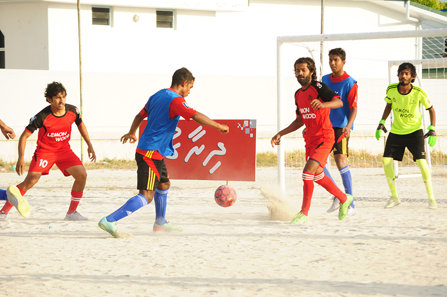 މިއަދު ކުޅުނު ދެވަނަ މެޗްގައި ޑީކޭ ޔުނައިޓެޑް އާއި ފޯސީޒަން ރިސޯޓް ކުޅެނީ | އީޓީ ފޮޓޯ:ރާއިފް ޔޫސުފް