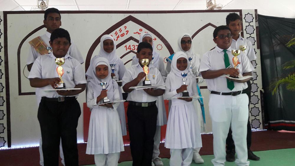 ބ. އަތޮޅު މަދަރުސާގައި ބޭއްވި ޤުރުއާން މުބާރާތުގައި ވަނަތައް ހާސިލުކުރި ބައެއް ދަރިވަރުން | ފޮޓޯ / ބ. އަތޮޅު މަދަރުސާ