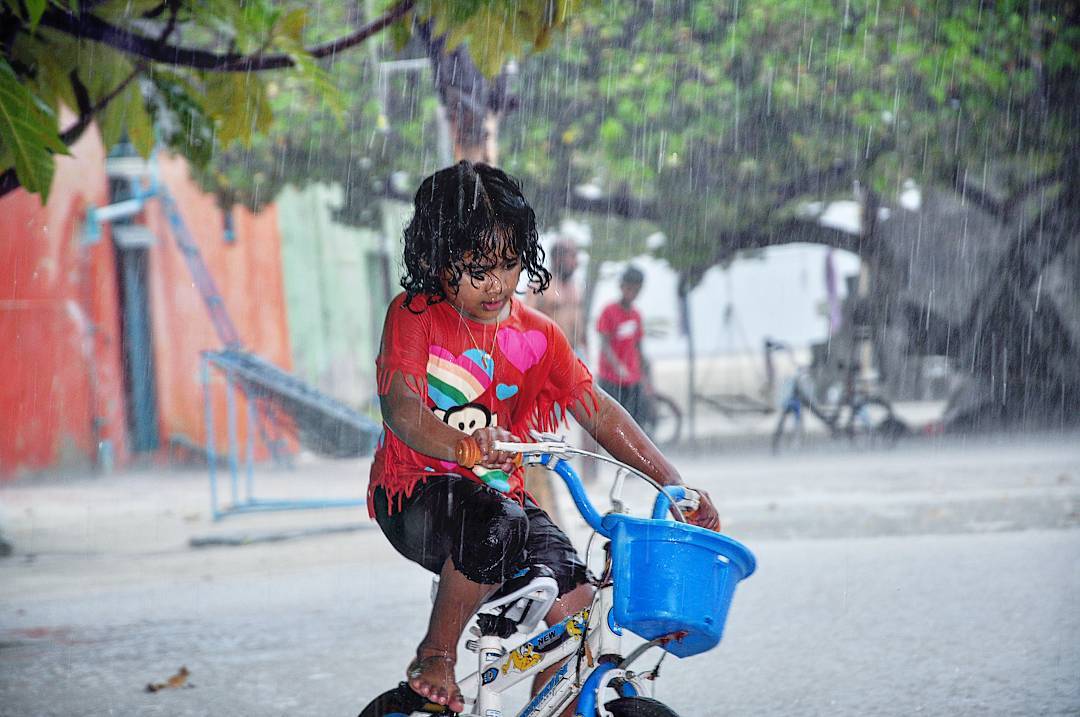 އޭދަފުށީ ކުޑަކުއްޖަކު ވިއްސާރަ ތެރޭގައި ބައިސްކަލު ދުއްވަނީ. ކުރިއަށް އޮތް 24 ގަޑިއިރު މުޅި ރާއްޖެއަށް ގުގުރުމާއެކު ވިއްސާރަ ކުރާނެކަމަށް މެޓުން ލަފާކުރޭ-- ފޮޓޯ / އަލީ ޝުއައިދު