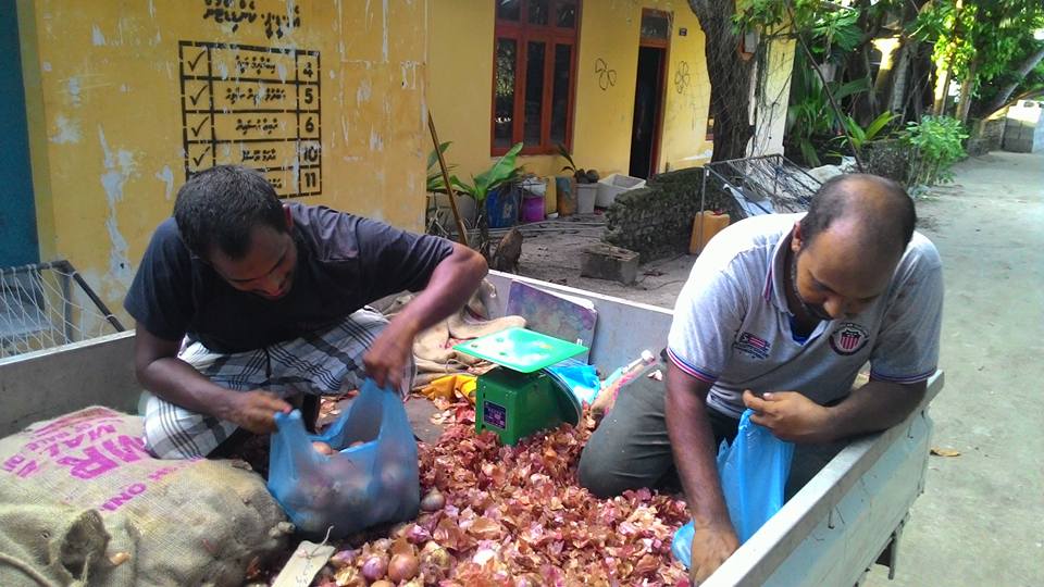 މާޅޮހު ކައުންސިލަރުންގެ ރޯދަ ހަދިޔާ: މިފަހަރު ކޮންމެ ގެއަކަށް 5 ކިލޯ ފިޔާ