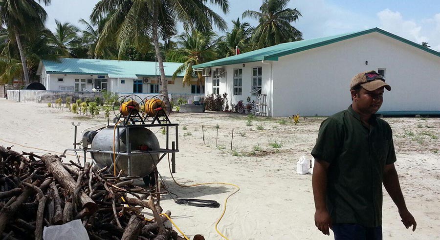 ހުވަނި ނައްތާލަން ދޮންފަނަށް ސްޕްރޭ ކުރަނީ-- ފޮޓޯ / ދޮންފަނު ކައުންސިލް