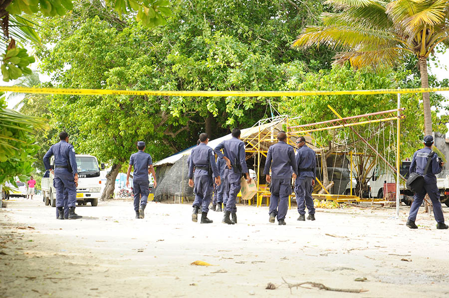 ފުލުހުން ނުކުމެ، ފިނިއަށި ރޫޅާލައިފި