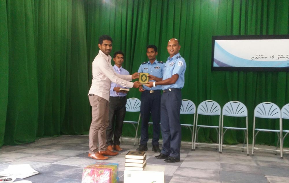 ފުލުހުން ބ. އަތޮޅުގެ މިސްކިތްތަކަށް މުސްޙަފް ހަދިޔާކޮށްފި