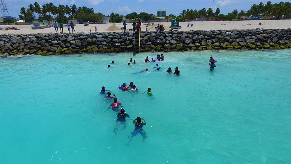 އޭދަފުށީ ދެކުނު ފަރާތު މޫދަށްއެރޭ ސަރަހައްދުގައި ބަޔަކު މޫދަށްއެރެނީ– އީޓީ ފޮޓޯ / ރާއިފް ޔޫސުފް / ޑްރޯން