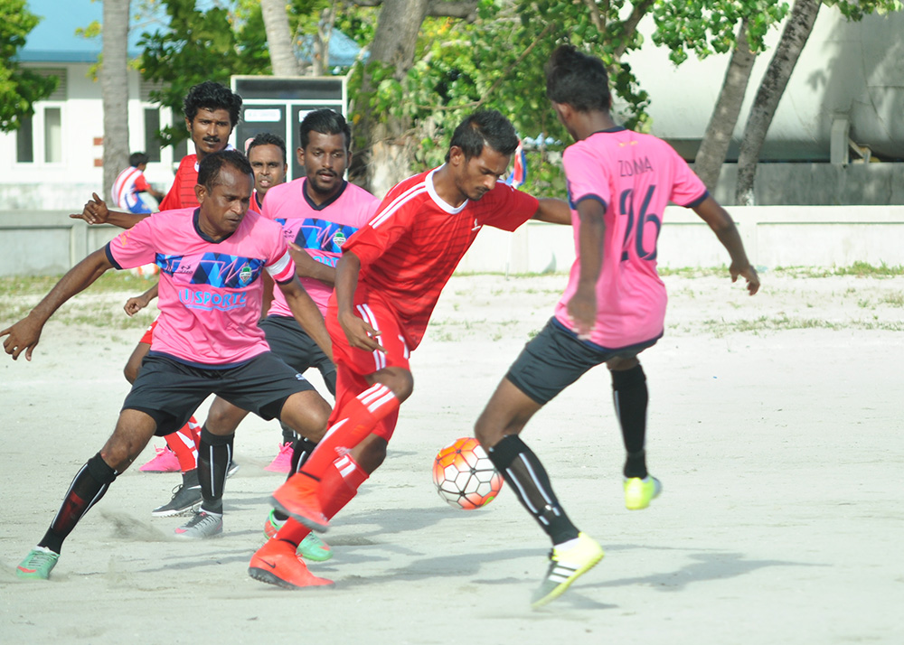 މިދިޔަ އަހަރު އޮތް ބޮޑު އީދު ފުޓްބޯޅަ މުބާރާތުގައި އެންޖޯއި ފްރެންޑްސް އާއި އެމް.އޭ ޔުނައިޓެޑް ބައްދަލު ކުރި މެޗްގެ ތެރެއިން|އީޓީ ފޮޓޯ:ރާއިފް ޔޫސުފް