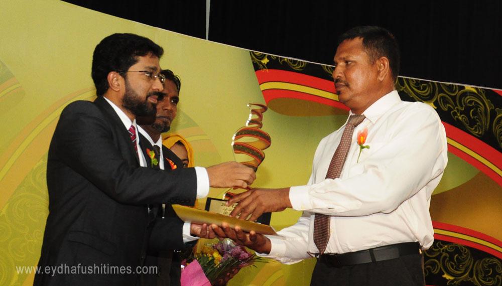 ރަންނާ އެވޯޑް ދިނުމަށް ބޭއްވި ޖަލްސާޣައި ހޯމް މިނިސްޓަރު އިބްރާހިމް ޒުބައިރުއަށް ޝަރަފުވެރިކަމުގެ އިނާމު ހަވާލުކޮށްދެނީ-- އީޓީ ފޮޓޯ / ތޯރިގް