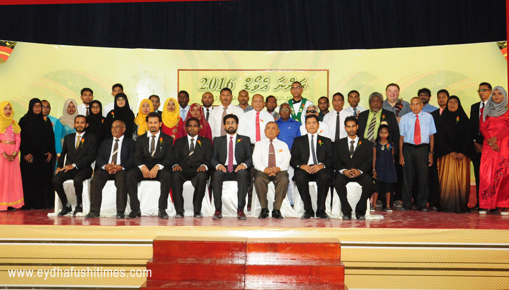 ރަންނާ އެވޯޑް ލިބިވަޑައިގެންވި ބޭފުޅުން ގްރޫޕް ފޮޓޯއަކަށް ހުއްޓިގެން