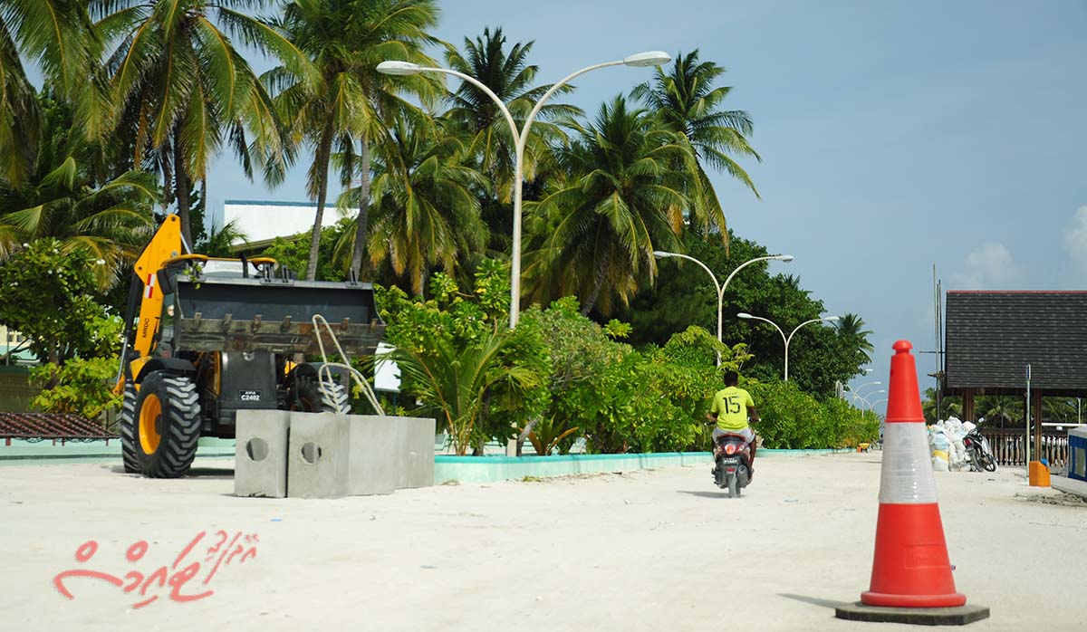 އޭދަފުށީ މަގު ތަކުގަިއ ތާރުއެޅުމުގެ މަޝްރޫއު ފެށުމަށް ތައްޔާރުވުމުގެ މަސައްކަތް ކުރަނީ-- އީޓީ ފޮޓޯ / ތޯރިގް
