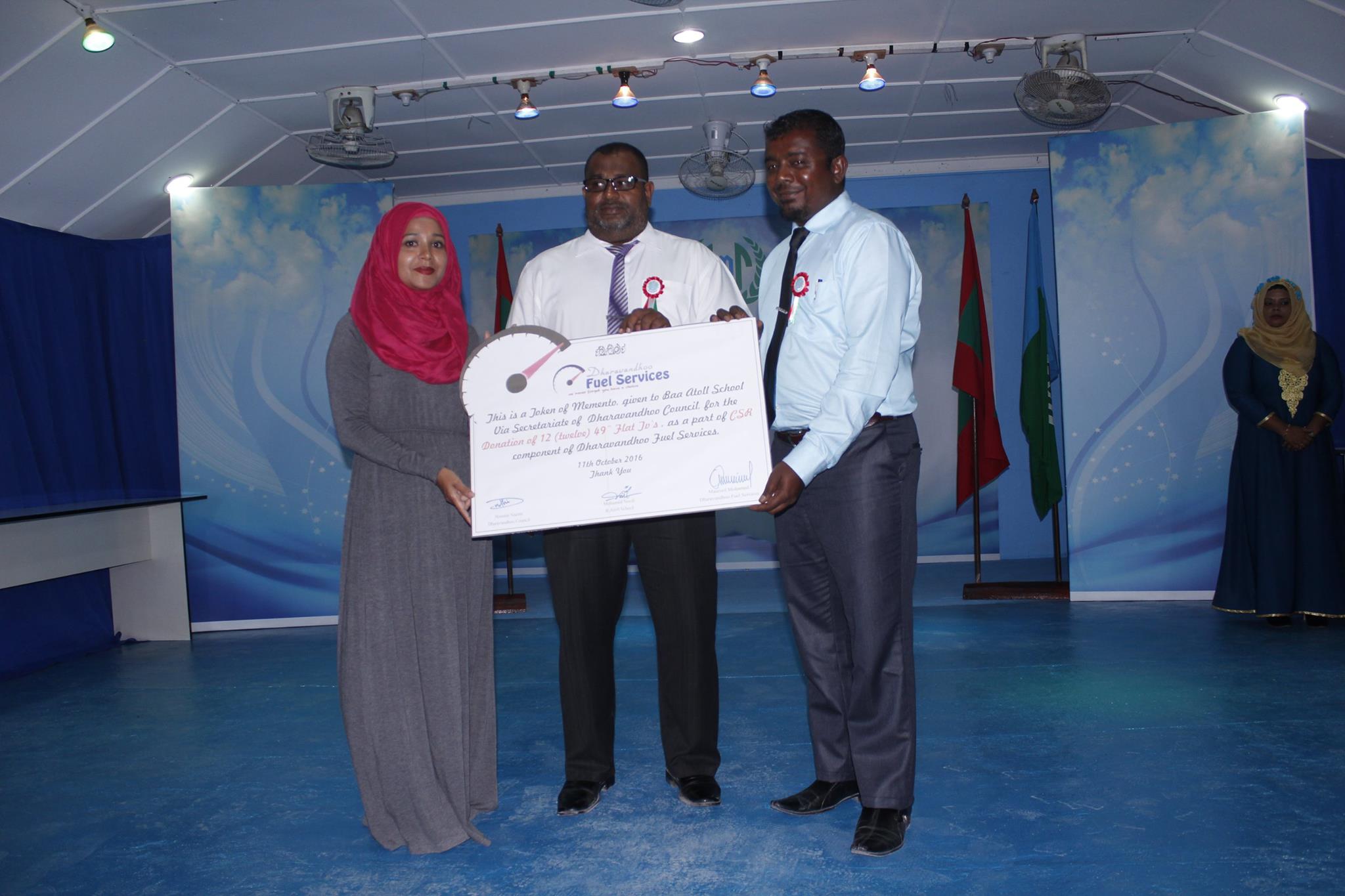 ދަރަވަންދޫ ފިއުލްސާވިސަސް އިން ވަނީ އެރަށު ސްކޫލްގެ އައި.ސީ.ޓީއަށް އިންޓެގްރޭޓް ކުރުމަށް ފަށާފައިވާ މަޝްރޫއަށް ބޭނުންވާ ފްލެޓް ސްކްރީން ޓީވީތައރަމްޒީ ގޮތުން ހަވާލުކޮށްދެއްވަނީ