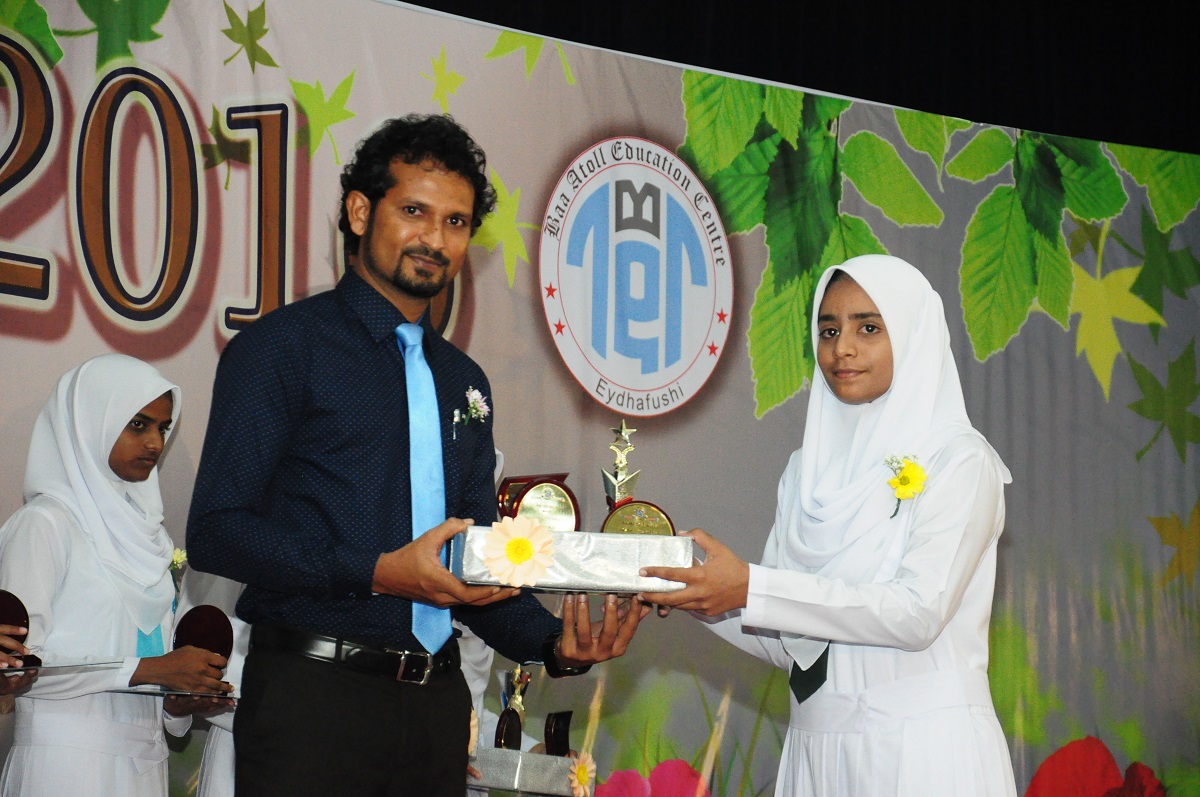 މިދިޔަ އަހަރު ގްރޭޑް 10 ގައި އުޅުނު ދަރިވަރުންނަށް އިނާމް ބައްސަވައިދެއްވުމުގެ ތެރެއިން | އީޓީ ފޮޓޯ:ތޯރިގް