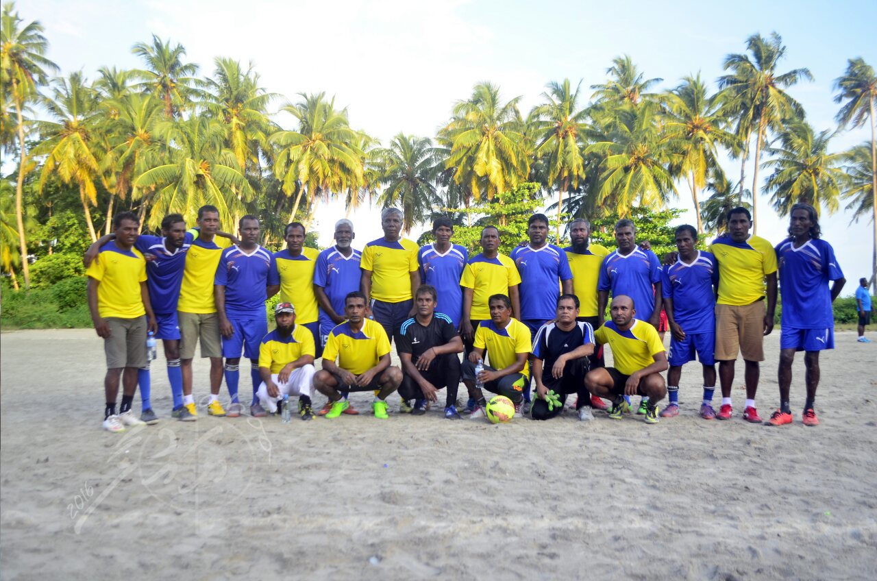 އޭދަފުށީ އަދި ދޮންފަނުގެ ކުރީގެ ފުޓްބޯޅަ ކުޅުންތެރިންގެ ޓީމު-- ފޮޓޯ / އަބޫ ޔައުލާ