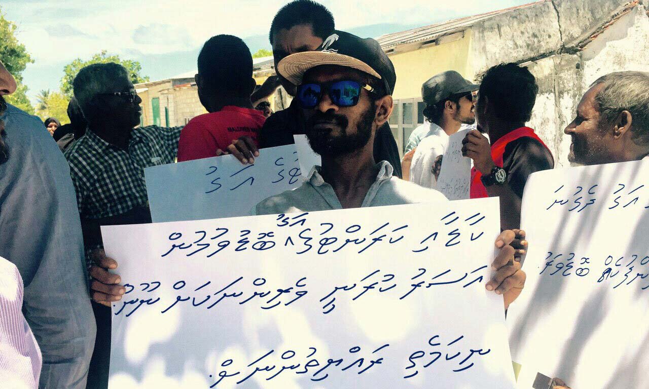 ކާޑުގެ އަގު ބޮޑުކުރުމުން ތުޅާދޫގައި މުޒާހަރާކުރަނީ