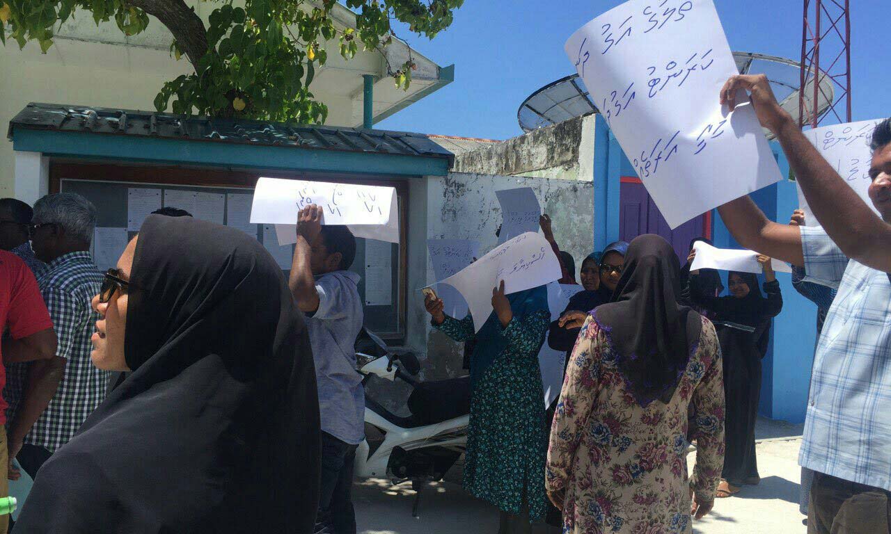 ކަރަންޓާއި ކާޑުގެ އަގު ބޮޑުކުރުމާ ދެކޮޅަށް ތުޅާދޫގައި މިއަދު އަޑުއުފުލަނީ.