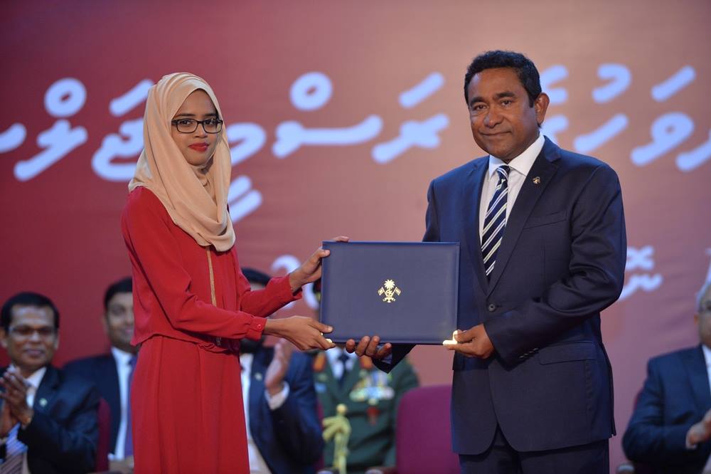 މަތީ ސާނަވީ އިމްތިޙާނުން ބިޒިނަސް ސްޓަޑީޒް އިން މުޅި ދުނިޔެއިން 1 ވަނަ ހާސިލުކޮށްގެން ރައީސުލް ޖުމްހޫރިއްޔާ ދެއްވާ މެޑަލް ޝަހުދާ އާ ހަވާލުކޮށްދެއްވަނީ —ފޮޓޯ: ރައީސް އޮފީސް