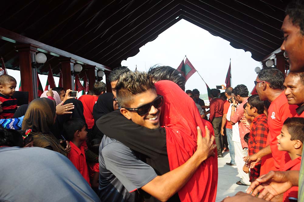 އޭދަފުށީ ޓީމުގެ ކުޅުންތެރިންނަށް މިއަދު މަރުހަބާ ކިޔަނީ. –އީޓީ ފޮޓޯ: / ތޯރިގް