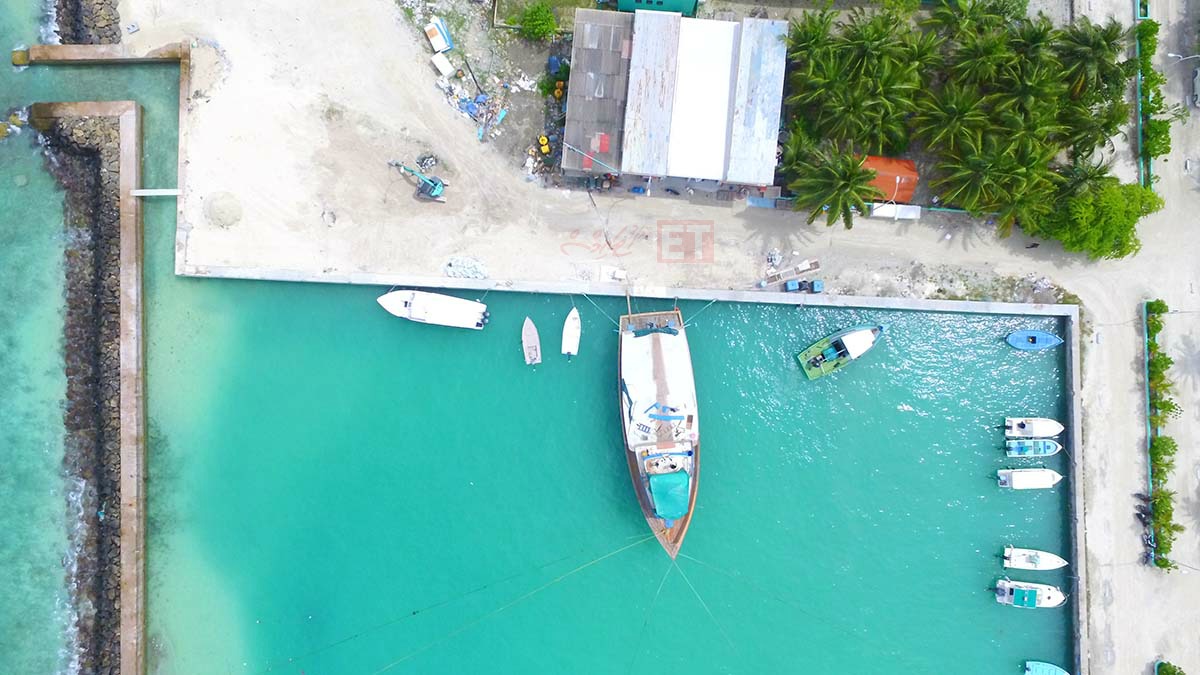 އިރުމަތީ ހުރަސް ވާޓަރުގެ  ކެޕިން ބީމް އަޅައި ނިމުމުން އެ ސަރަހައްދުގައި ދޯނި ފަހަރު އަޅާފައި | އީޓީ ފޮޓޯ:ރާއިފް ޔޫސުފް