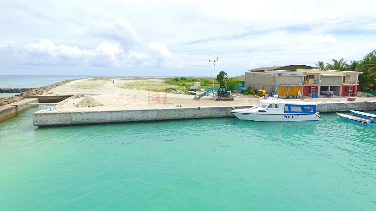 އިރުމަތީ ހުރަސް ވާޓަރުގެ  ކެޕިން ބީމް އަޅައި ނިމުމުން އެ ސަރަހައްދުގައި ދޯނި ފަހަރު އަޅާފައި | އީޓީ ފޮޓޯ:ރާއިފް ޔޫސުފް
