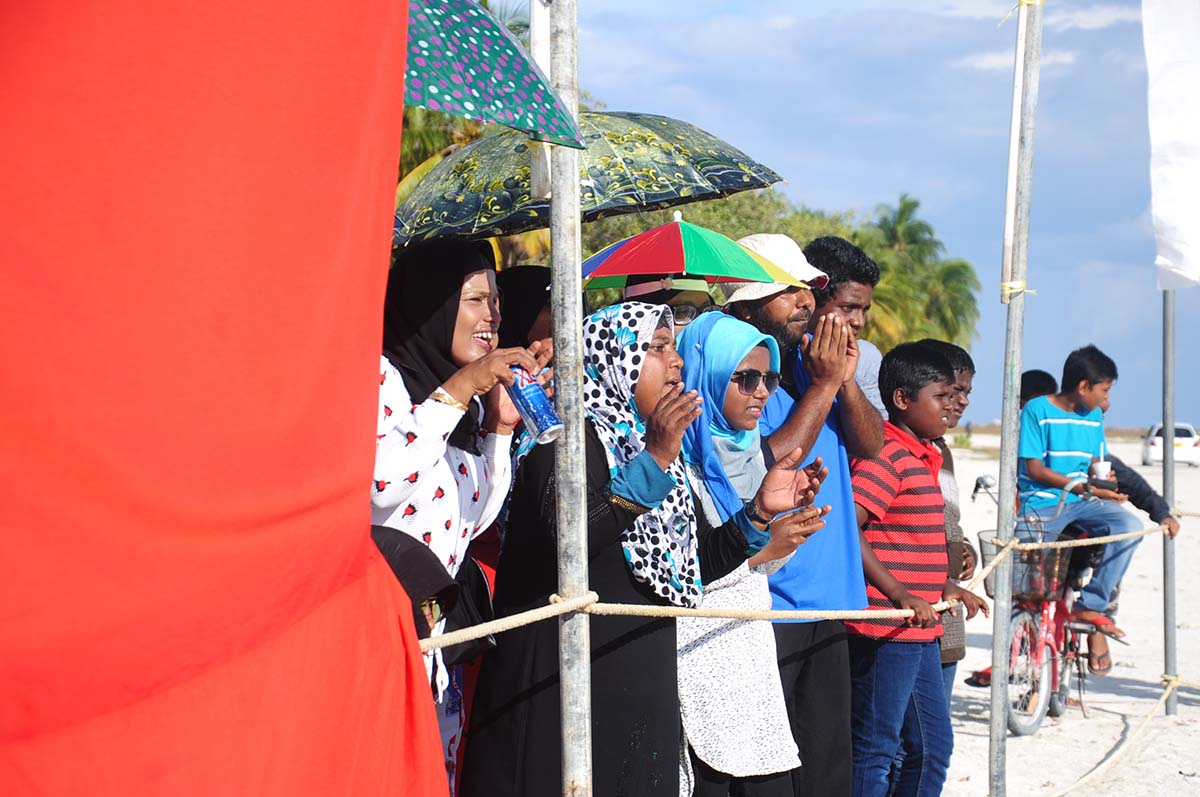 ބ އަތޮޅު ކައުންސިލް ބަށި މުބާރާތުގައި މިއަދު އޭދަފުއްޓާއި މާޅޮސް ބައްދަލުކުރި މެޗްގައި މާޅޮހުގެ ސަޕޯޓަރުން އެރަށު ޓީމަށް ސަޕޯޓްކުރަނީ | އިޓީ ފޮޓޯ:ރާއިފް ޔޫސުފް
