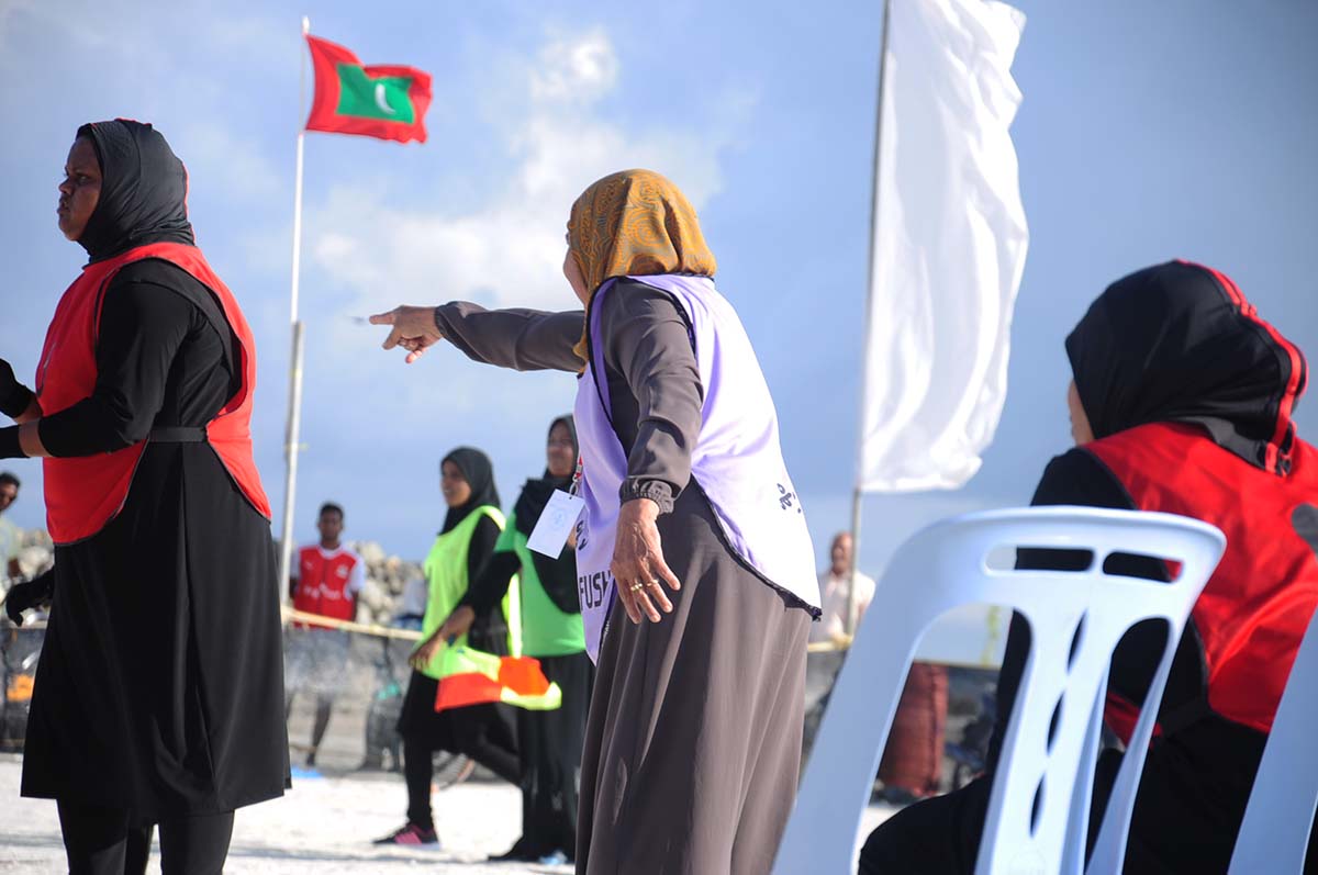 ބ އަތޮޅު ކައުންސިލް ބަށި މުބާރާތުގައި މިއަދު އޭދަފުއްޓާއި މާޅޮސް ބައްދަލުކުރި މެޗްގައި އޭދަފުށި ޓީމުގެ ކޯޗް ޓީމަށް އިރުޝާދު ދެނީ | އީޓީ ފޮޓޯ:ރާއިފް ޔޫސުފް