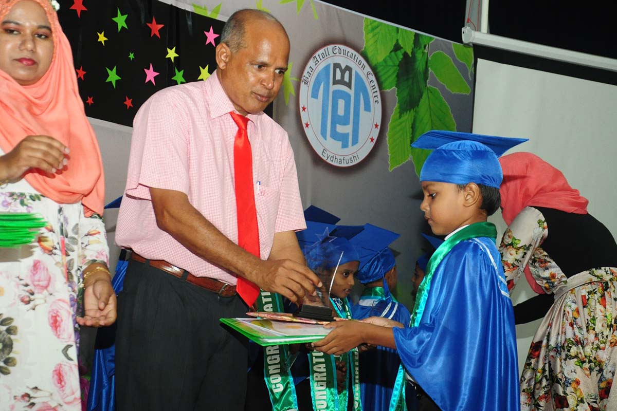 ބ. އަތޮޅު ތައުލީމީ މަރުކަޒުގެ ޔޫކޭޖީ ކުދިންގެ ގުރެޖުއޭޝަން ރަސްމިއްޔާތު. ފޮޓޯ: ތޯރިގް އަބްދުއްރަހްމާން / އީޓީ