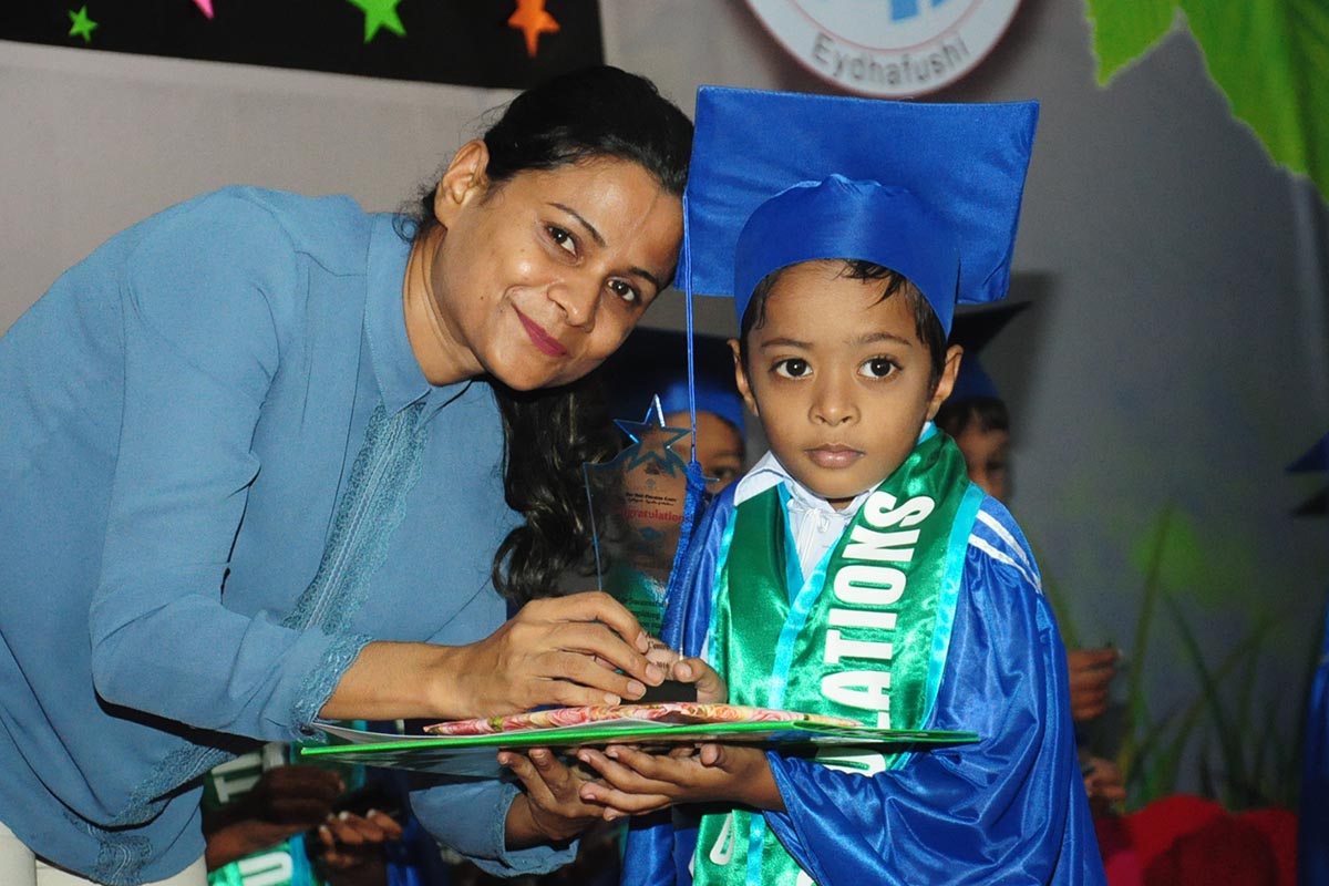 ބ. އަތޮޅު ތައުލީމީ މަރުކަޒުގެ ޔޫކޭޖީ ކުދިންގެ ގުރެޖުއޭޝަން ރަސްމިއްޔާތު. ފޮޓޯ: ތޯރިގް އަބްދުއްރަހްމާން / އީޓީ