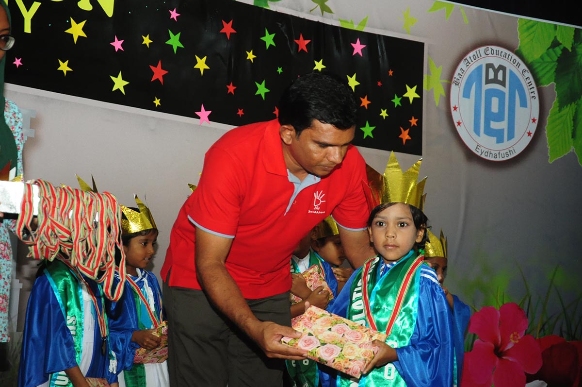 ބ. އަތޮޅު ތައުލީމީ މަރުކަޒުގެ ޔޫކޭޖީ ކުދިންގެ ގުރެޖުއޭޝަން ރަސްމިއްޔާތު. ފޮޓޯ: ތޯރިގް އަބްދުއްރަހްމާން / އީޓީ