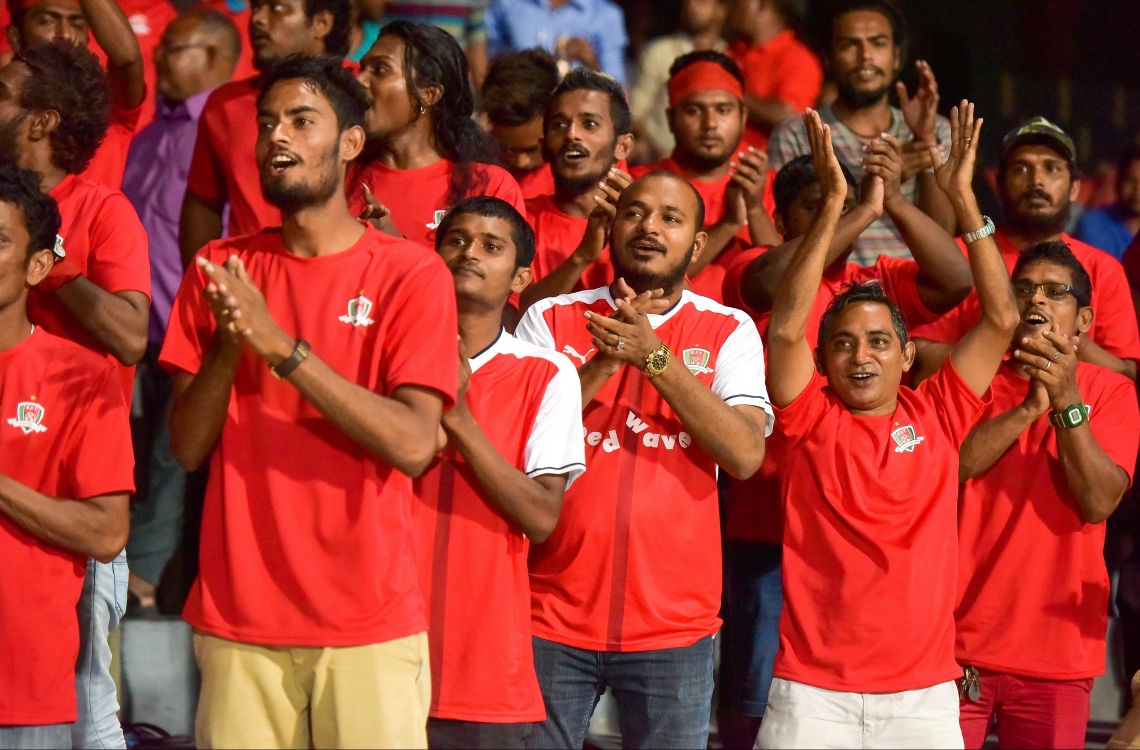 މާލެ: ނޮވެމްބަރު 12، 2016: އެސްޓީއޯ މިނިވަން ޗެމްޕިއަންޝިޕްގެ ޗެމްޕިއަންކަން ހޯދި އޭދަފުށި ޓީމުގެ ސަޕޯޓަރުން ސަޕޯޓު ކުރަނީ: 1-0 އިން ތ. ތިމަރަފުށި ބަލިކޮށް ބ. އޭދަފުށި ވަނީ މުބާރާތުގެ ޗެމްޕިއަންކަން ހޯދައިފައި.-- ފޮޓޯ: ނިޝާން އަލީ/ މިހާރު