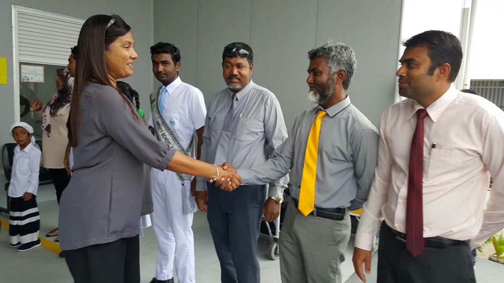 އެޑިޔުކޭޝަން މިނިސްޓަރަށް ދަރަވަންދޫ އެއާޕޯޓުން މަރުހަބާ ދަންނަވަނީ-- 