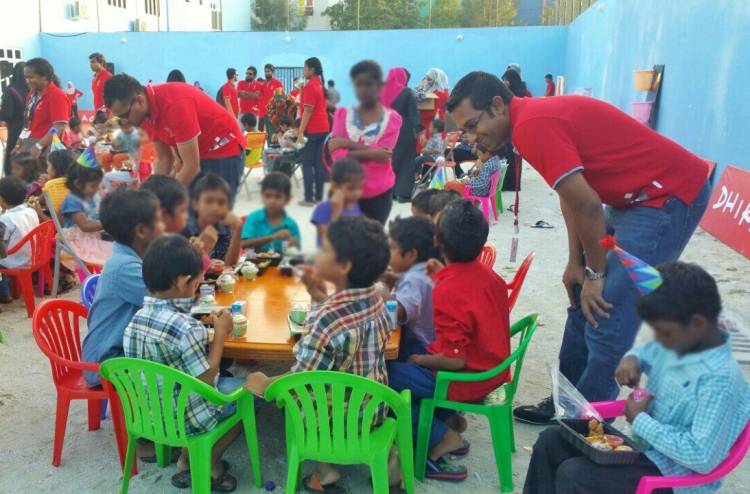 ހުޅުމާލޭ ކުޑަކުދިންގެ ހިޔާގައި ދިރާގުން އިއްޔެ ބޭއްވި ކުޑަކުދިންގެ ހަވީރުގައި ދިރާގުގެ މުވައްޒަފުން ބައިވެރިވަނީ.-- ފޮޓޯ: ދިރާގު