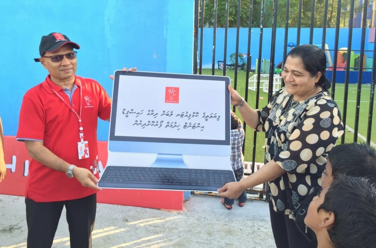 ހުޅުމާލޭ ކުޑަކުދިންގެ ހިޔާއަށް އިންޓަރނެޓުގެ ޙިދުމަތް ހިލޭ ފޯރުކޮށްދޭން ފެށުން އިއުލާން ކުރުމަށް، ދިރާގުގެ ސީއީއޯ އިސްމާއިލް ރަޝީދު (ވ) ހިޔާގެ އޮފިޝަލަކާ ރަމްޒީ ބޯޑެއް އިއްޔެ ހަވާލުކޮށްދެނީ | ފޮޓޯ:ދިރާގު