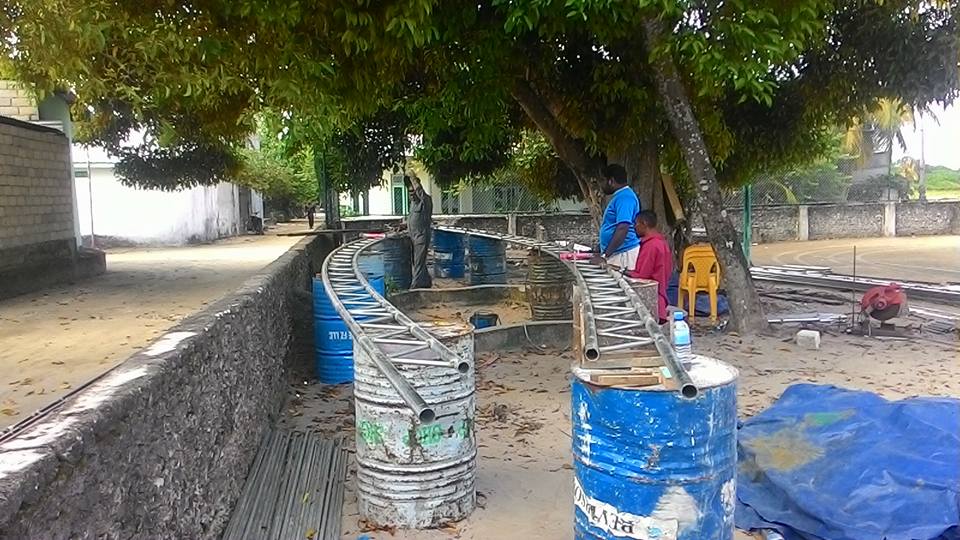 މާޅޮހު މާސް ޖަމިއްޔާއިން އެރަށުގައި ތަރައްގީކުރާ ބެޑްމިންޓަން ކޯޓް ހެދުމުގެ މަސައްކަތްކުރަނީ. ފޮޓޯ / އަބްދުލްމަތީން