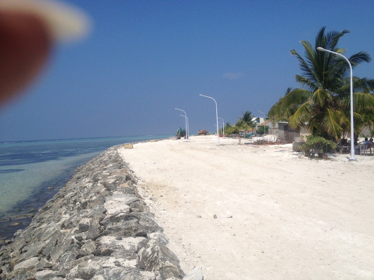 ތުޅާދޫ ގޮނޑުދޮަށް ހިމާޔަތްކުރަން ރިވެޓްމަންޓް ޖަހާފައި.  ފޮޓޯ / ކެޕިޓަލް އިންވެސްޓްމަންޓް