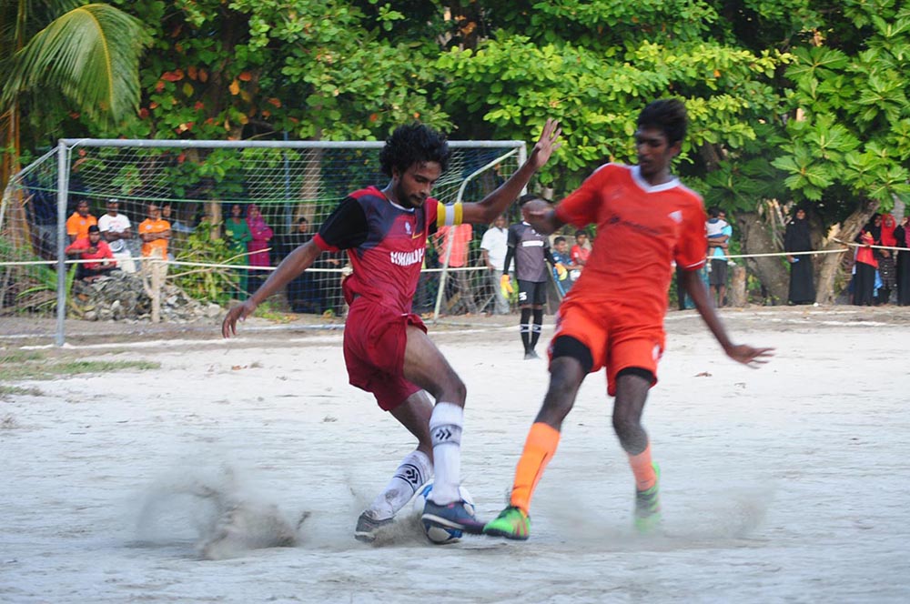 އީމާން (ވ) ބޯޅަ ހިފައިގެން ކުރިއަށްދާން މަސައްކަތް ކުރަނީ. އޭނާ ވަނީ މުބާރާތުގެ މޮޅު ކުޅުންތެރިޔާގެ މަގާމު ހޯދާފައި. އީޓި ފޮޓޯ | ރާއިފް ޔޫސުފް