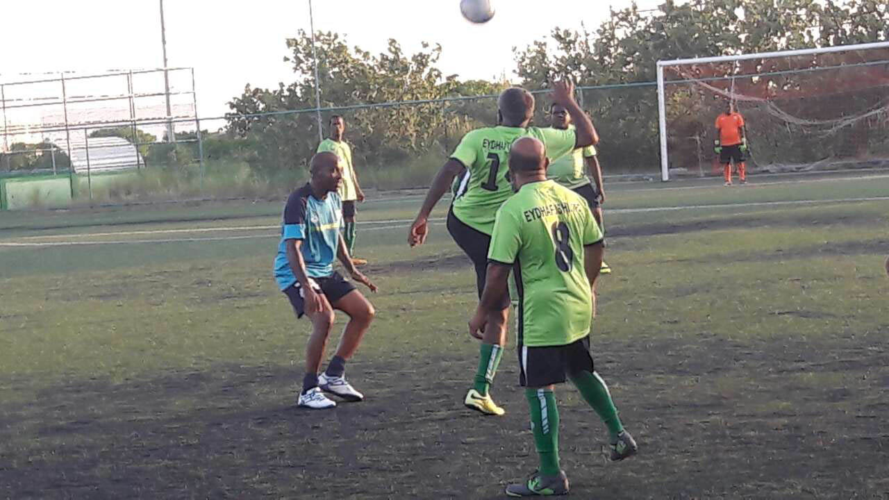 ހިންނަވަރުގެ މައްޗަށް ވެޓަރަންސް ޓީމަށް ފަސޭހަ މޮޅެއް