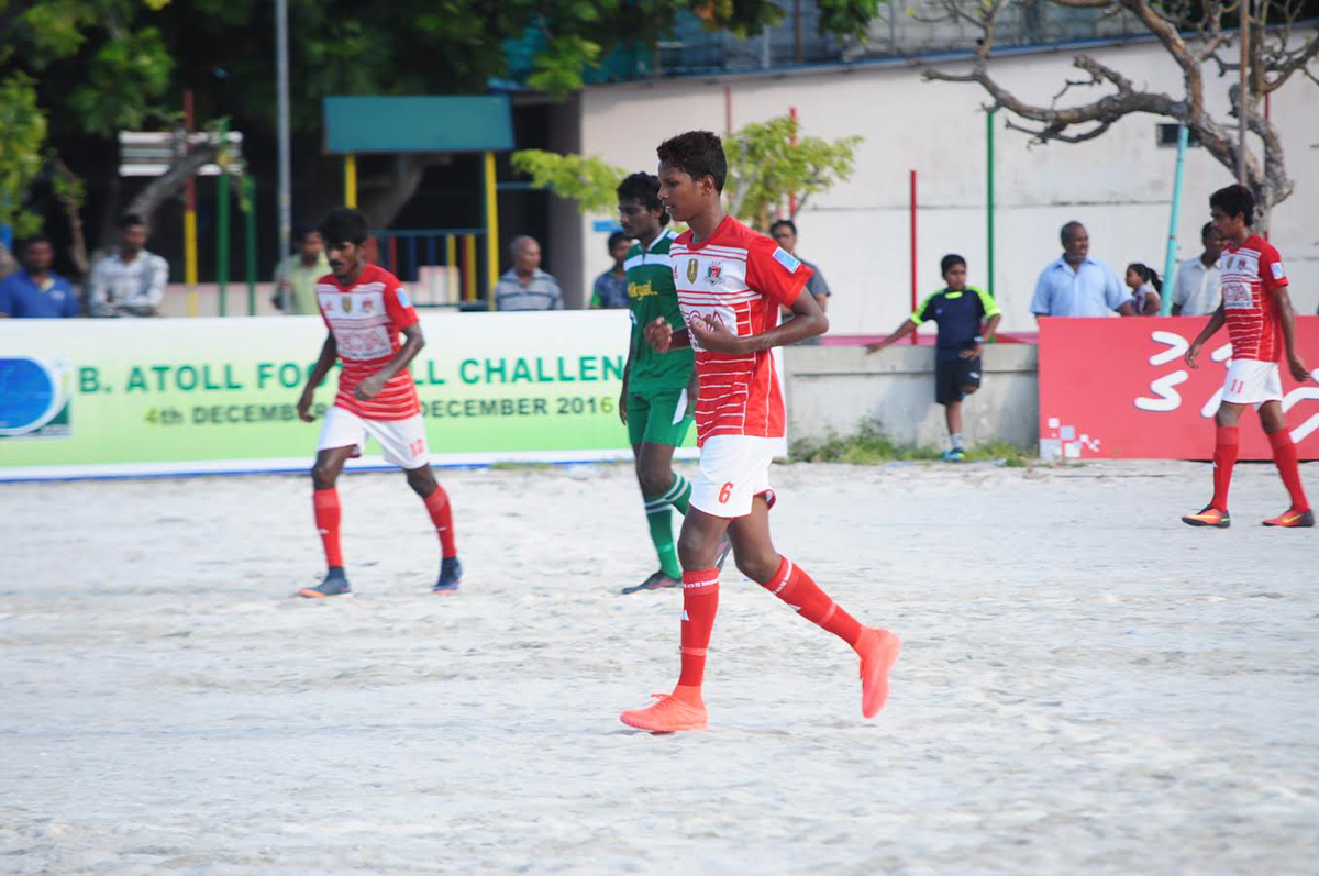އެންމެ 17 އަހަރުގައި ނިޝާމް ނިއުގެ ސީނިއާ ޓީމާއެކު ފަރިތަކުރަނީ