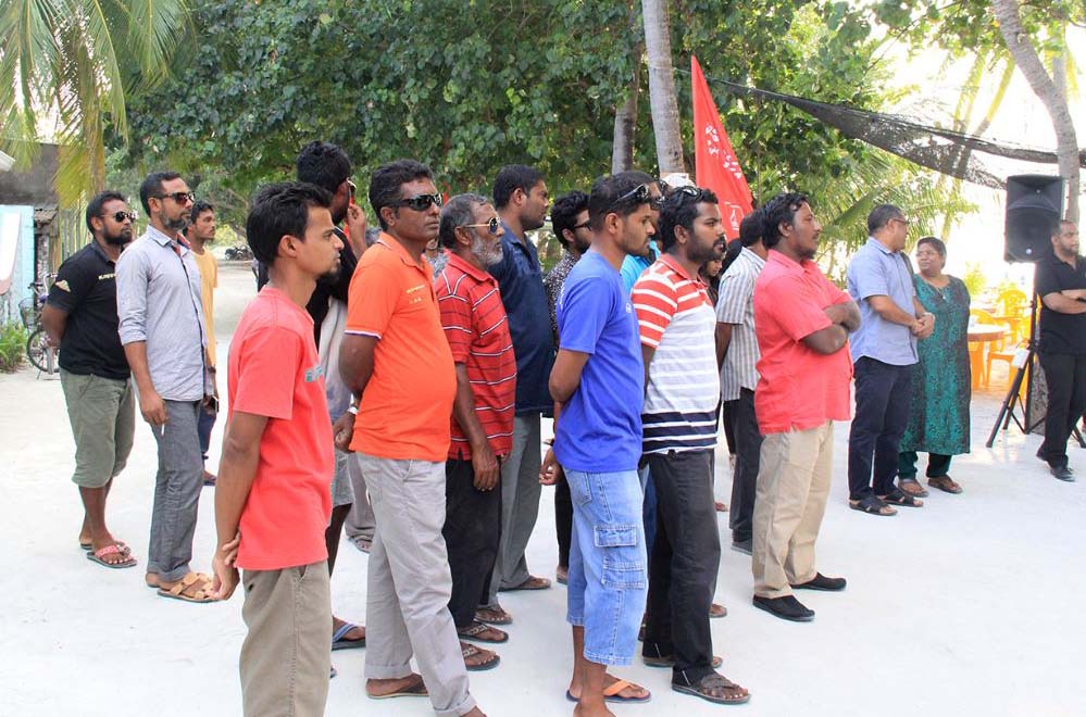 200 ވަނަ ކޭޝް އެޖެންޓަށް ހަމަޖެހުނު ފަރާތަށް ވަނީ ބީއެމްއެލް އިން ރަމްޒީ ޓޯކަން ހަވާލުކުރަން ކ. ދިއްފުށީގައި މިއަދު ބޭއްވި ހަފްލާގެ ތެރެއިން—ފޮޓޯ / ބީއެމްއެލް