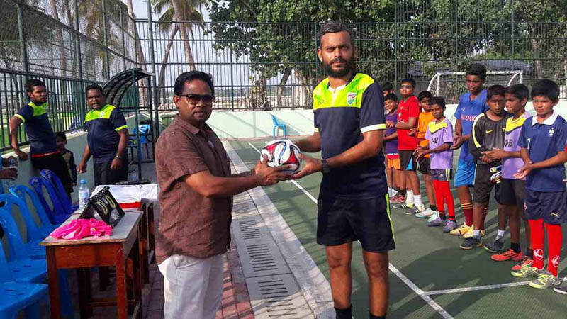 ބ. އަތޮޅު ތައުލީމީ މަރުކަޒަށް ފޭލިން ކުޅިވަރު ސާމާނު ހަދިޔާ ކުރަނީ. ފޮޓޯ: ފޭލި