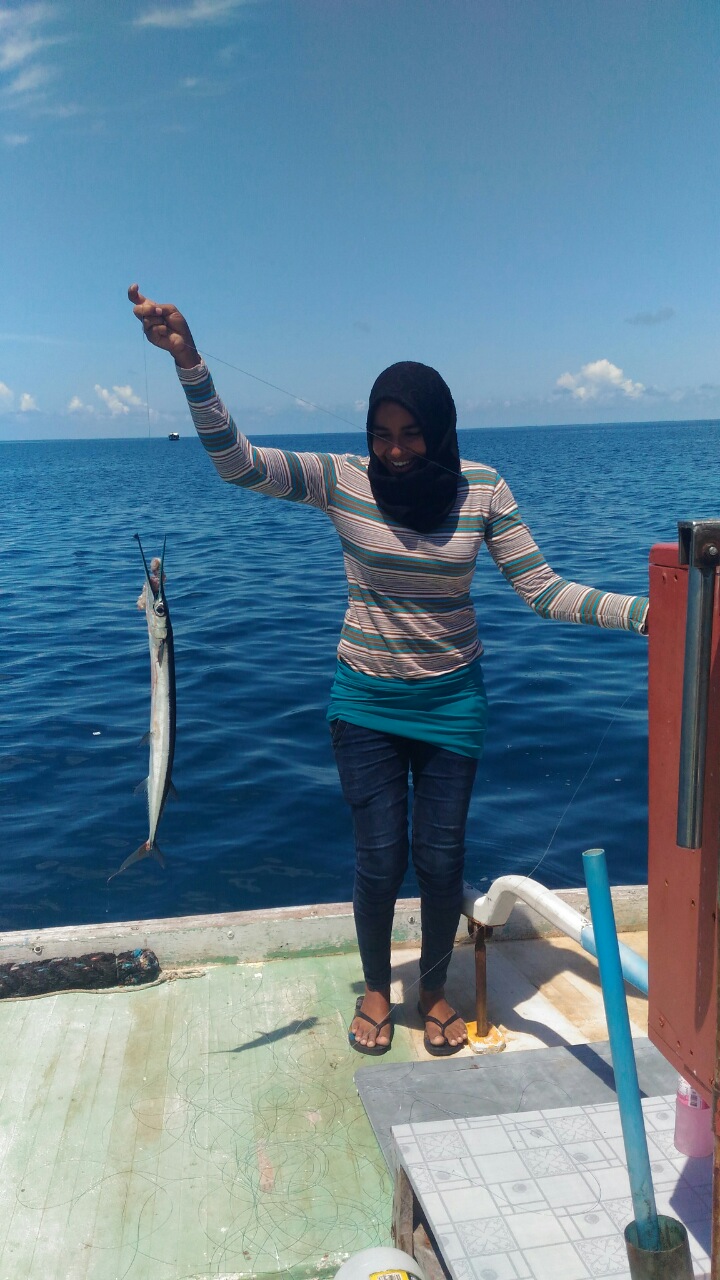 ދުވަހުގެ މަސްވެރިކަން އަންހެނަކު ދައްކާލަނީ -- ފޮޓޯ: ޒުހުދާ/އީޓީ