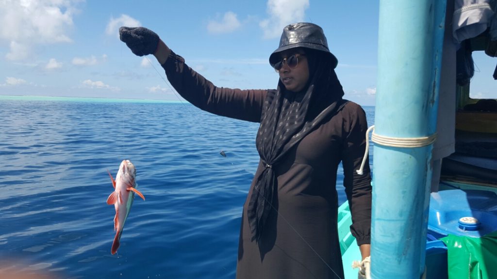 ދުވަހުގެ މަސްވެރިކަން އަންހެނަކު ދައްކާލަނީ -- ފޮޓޯ: ޒުހުދާ/އީޓީ